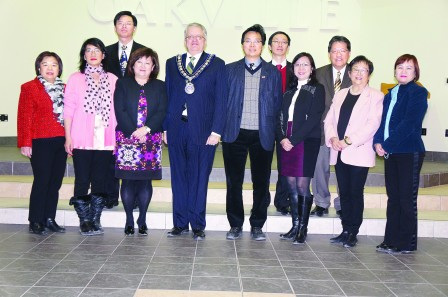 渥维尔市华商会成员与渥市市长荣保廷合照。(加拿大《明报》)