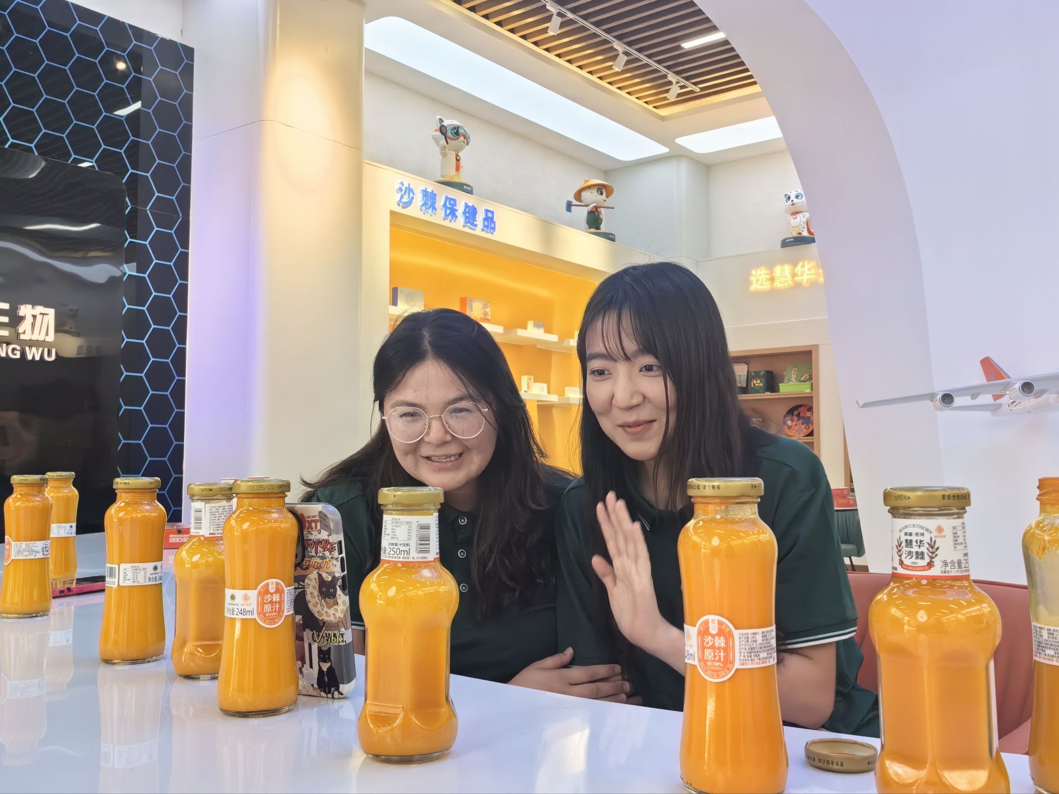 团队成员在展厅直播宣传沙棘产品.jpeg