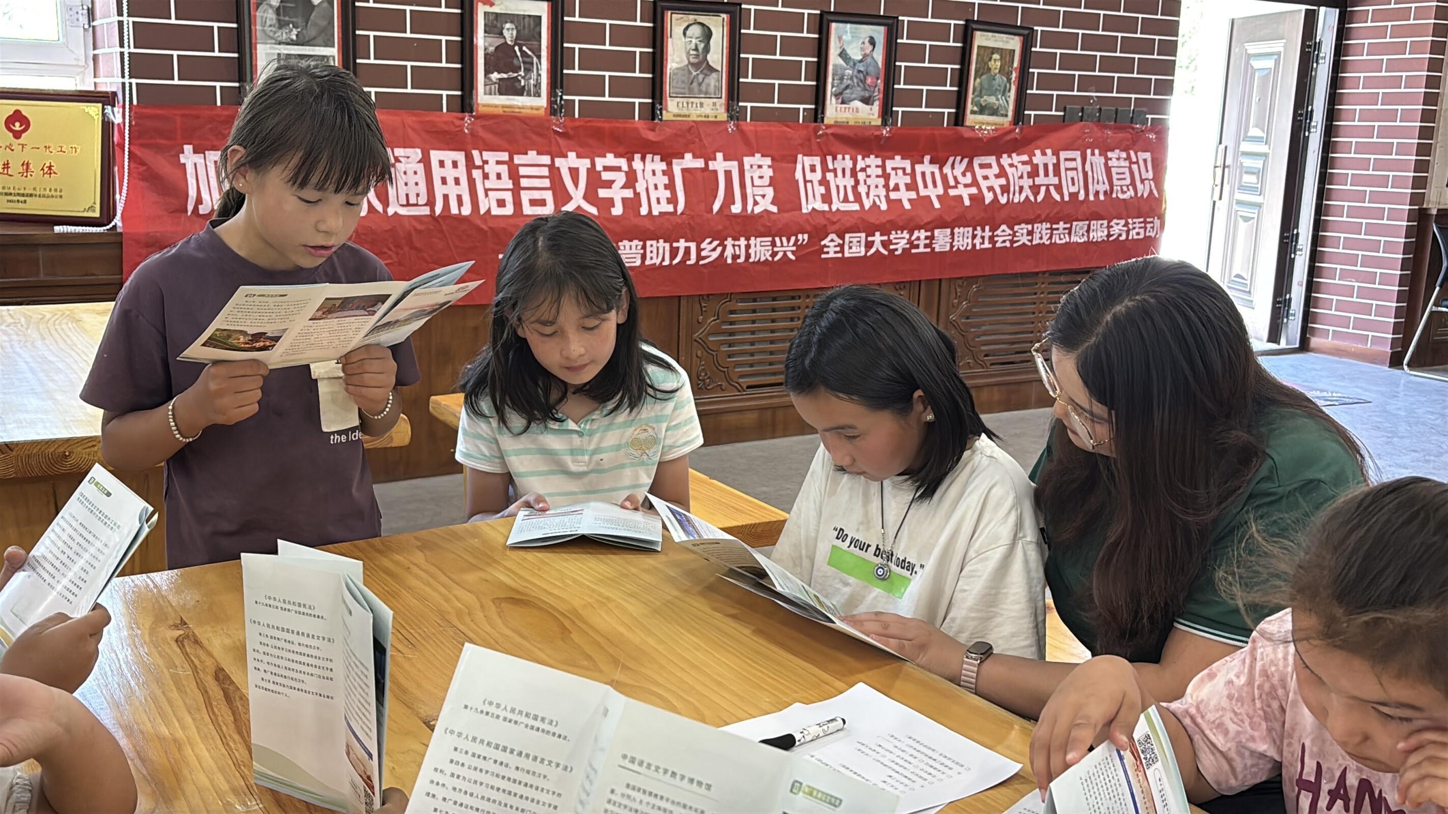 团队成员携小朋友在红色书屋开展普法诵读.jpeg