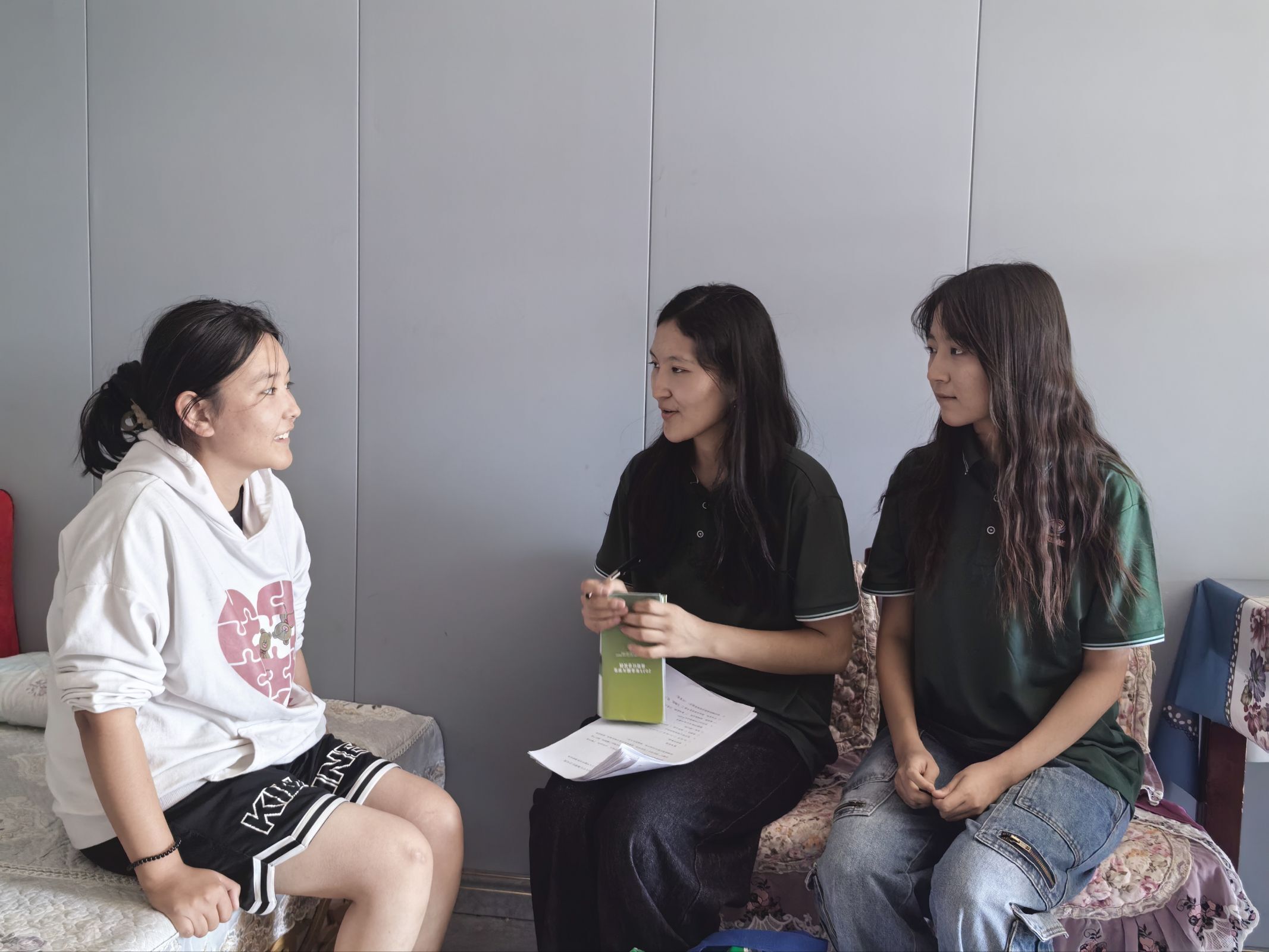 团队成员采访准高三学生并进行资助政策宣讲.jpeg