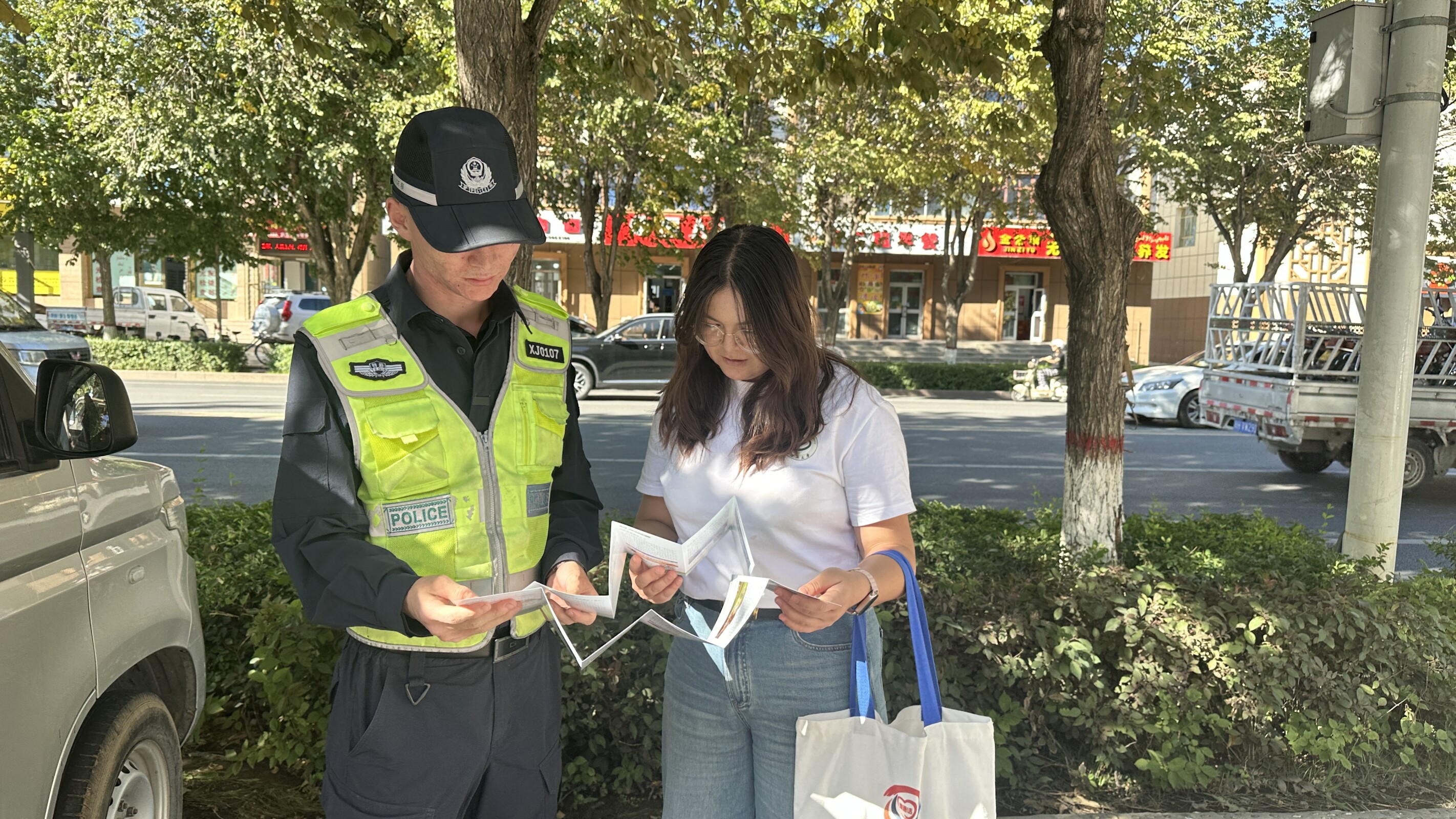 团队成员在街头采访民警.jpeg