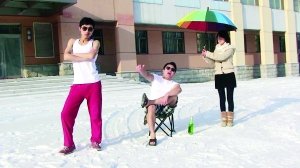 穿背心趿拉板儿 学生冰天雪地大跳江南style