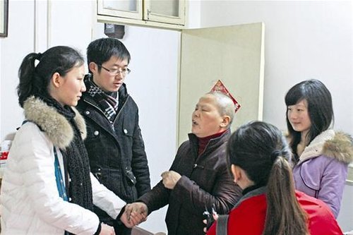 抚养智障女遭厄运 5大学生接力救环卫女工燃希望