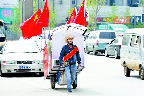 “板车哥”从武汉徒步进京 为贫困孩子募捐学费