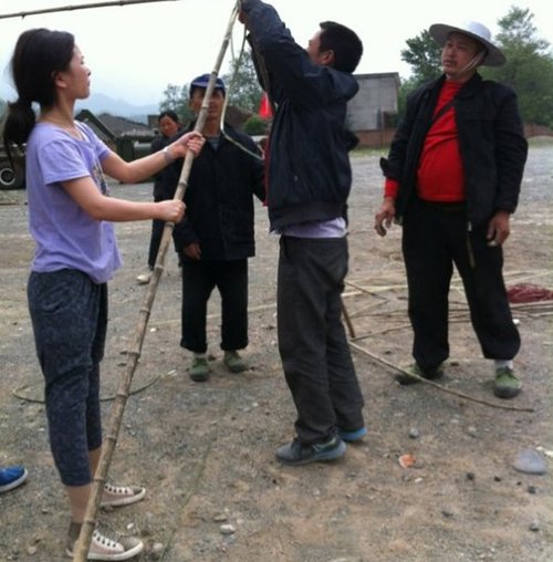 女教师汶川地震断腿 雅安地震灾区当志愿者(图)