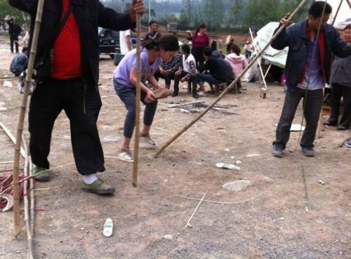 女教师汶川地震断腿 雅安地震灾区当志愿者(图)