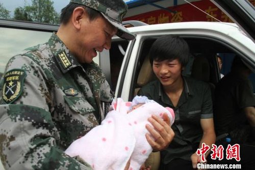 芦山“地震宝宝”出院 妈妈产后恢复很好宝宝健康