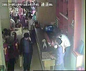 乡村教师酒店嫁女 6万礼金30秒被“拎走”