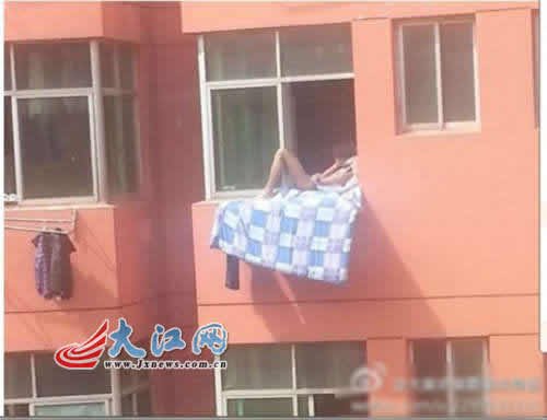 大学生赤裸躺在窗口晒太阳 被称“销魂哥”