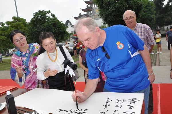 “世界情 中国梦 走进东盟”书画交流展广西南宁启幕