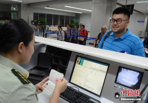 　资料图：台胞持有效台湾居民来往大陆通行证(台胞证)即可经开放口岸来往大陆并在大陆停居留，无需办理签注。 <a target='_blank'  data-cke-saved-href='http://www.chinanews.com/' href='http://www.chinanews.com/'>中新社</a>发 刘可耕 摄