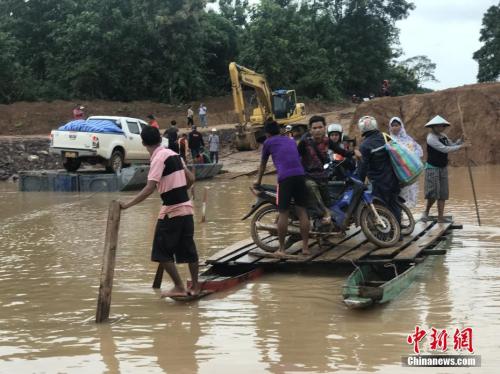 民众使用简易木筏过河。