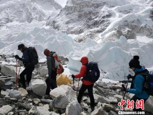 多伦多华人女企业家参与慈善登珠峰。