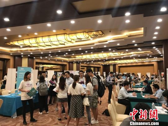 中国侨网“2018英、美、加名校中国留学人员上海职业见面会”在上海举行。　张贝儿　摄