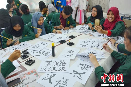 图为学生参加书法体验。　颜思祺 摄