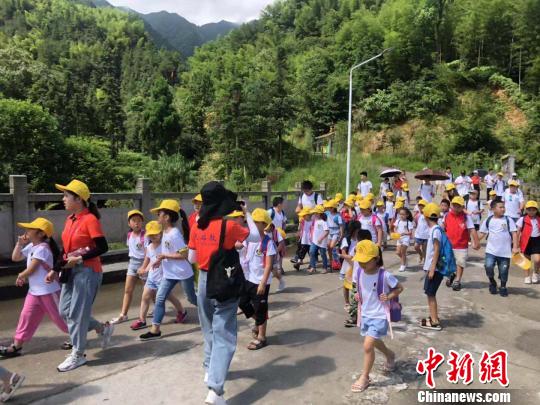 侨乡青田“邂逅”华文教育热百名小华侨寻根“联合国村”