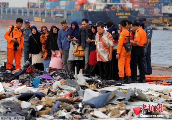 当地时间2018年11月1日，印尼雅加达，印尼狮航JT610客机坠海搜救已进入第四天，遇难者遗物摆满一地，家属辨认。