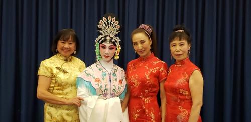 中国侨网活动中，演员们表演连唱、京剧、京胡演奏等节目。(美国《世界日报》/唐嘉丽 摄)