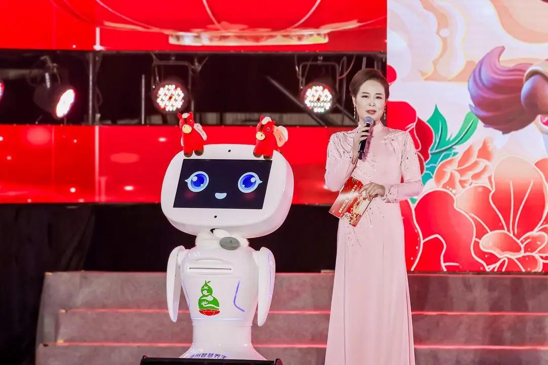 主持人与ai机器人互动.jpg