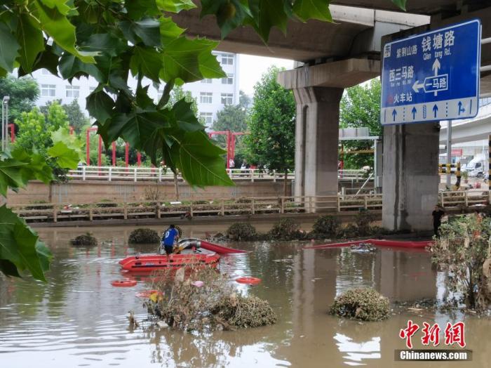 资料图：河南省郑州市陇海路一处马路交叉口隧道排涝作业现场。<a target='_blank'  data-cke-saved-href='http://www.chinanews.com/' href='http://www.chinanews.com/'>中新社</a>记者 李超庆 摄